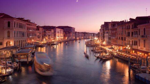 喜欢上一个不可能的人，就像在机场，等待一艘船。