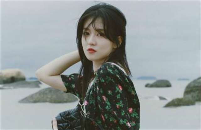 意境LOMO雨伞女生图片_一人一伞一悲伤