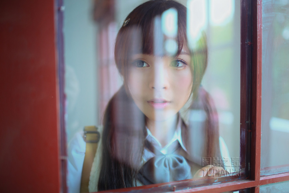 躺在女厕所地上的醉汉_生活故事