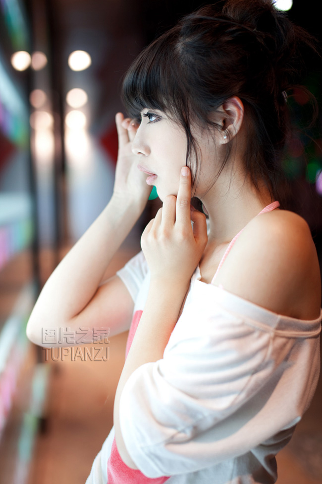 鹿晗关晓彤同框情侣鞋吸睛 揭鹿晗关晓彤怎么认识的