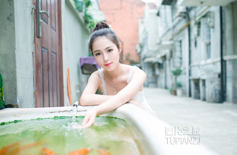 昨晚，老婆逼着我上大学同学的床