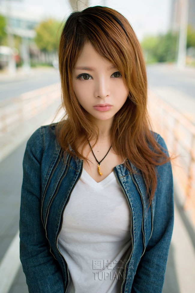 挺进女友闺蜜的身体  同时玩弄几个男人的感觉好爽