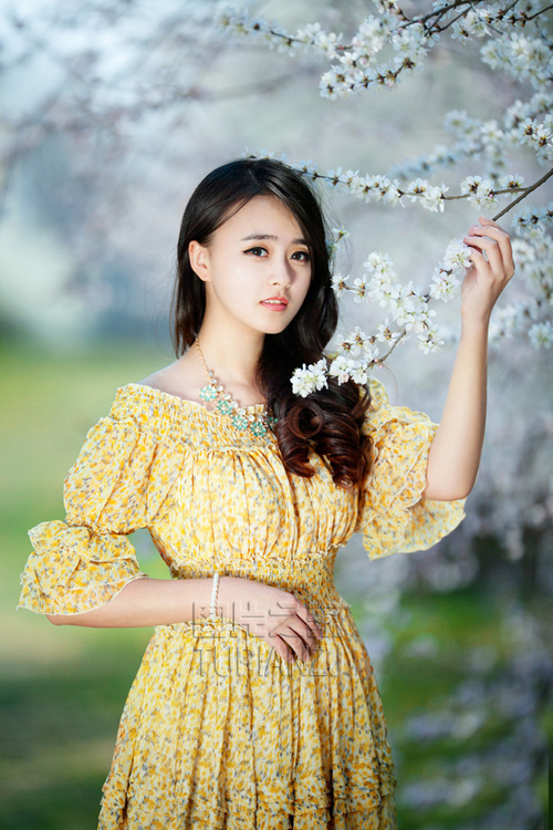 老公扒开妹妹的黑森林,在她粉嫩入口粗黑处进进出出