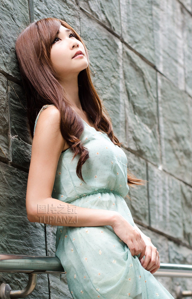 女人拿石头砸自己脚