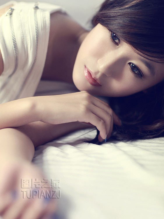 激情性爱之后 男女互相抚摸对方