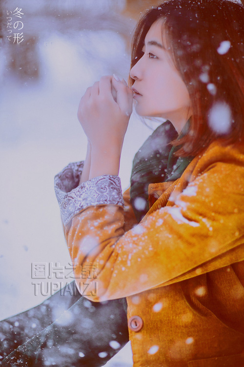 女人拿石头砸自己脚