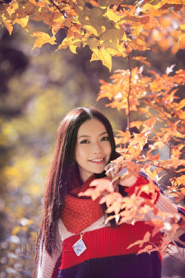 一边舌吻一边揉女朋友胸,女朋友被粗大蹂躏得死去活来