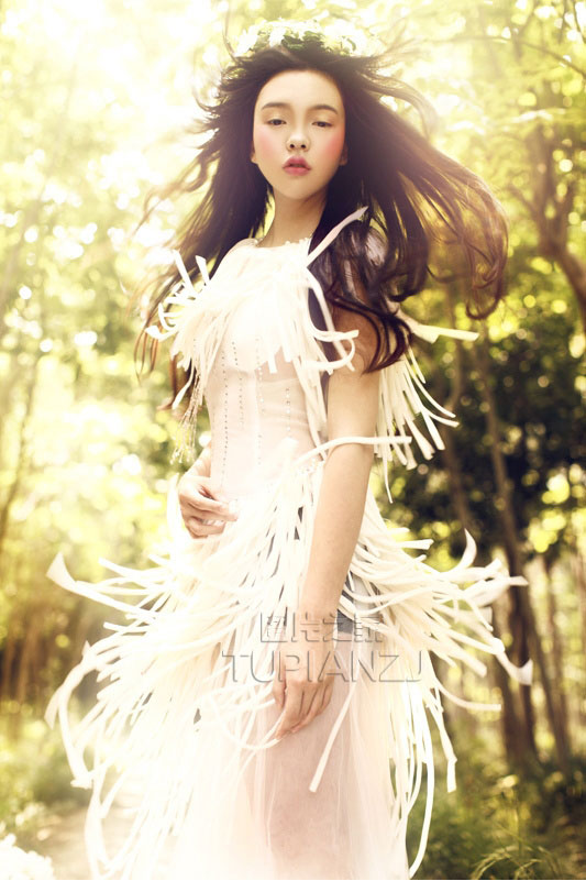 秦俊杰杨紫恋爱细节大揭秘 原来公布恋情和小酒更配