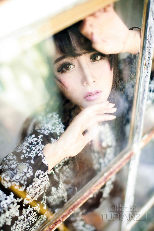 我将失足妇女骗进到小树林里.....