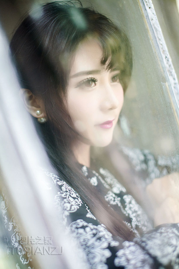 留守村妇的放荡:老男人当着我儿子的面摸我妈大腿
