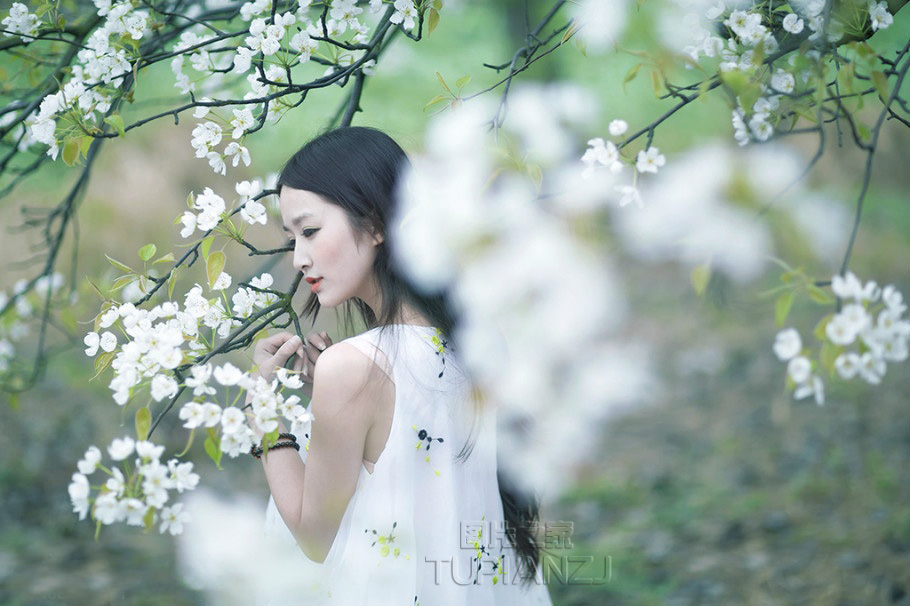 掀开她的裙子直接去干 哥哥在野地里掀开我的裙子 在我的小穴里抽