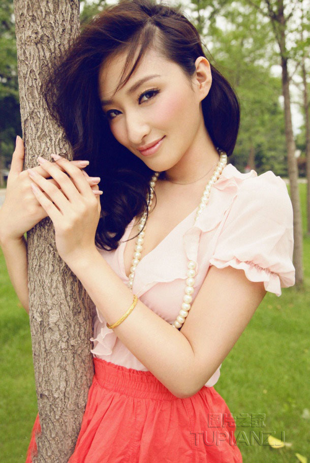 贱女友醉后和我哥们玩脱衣秀