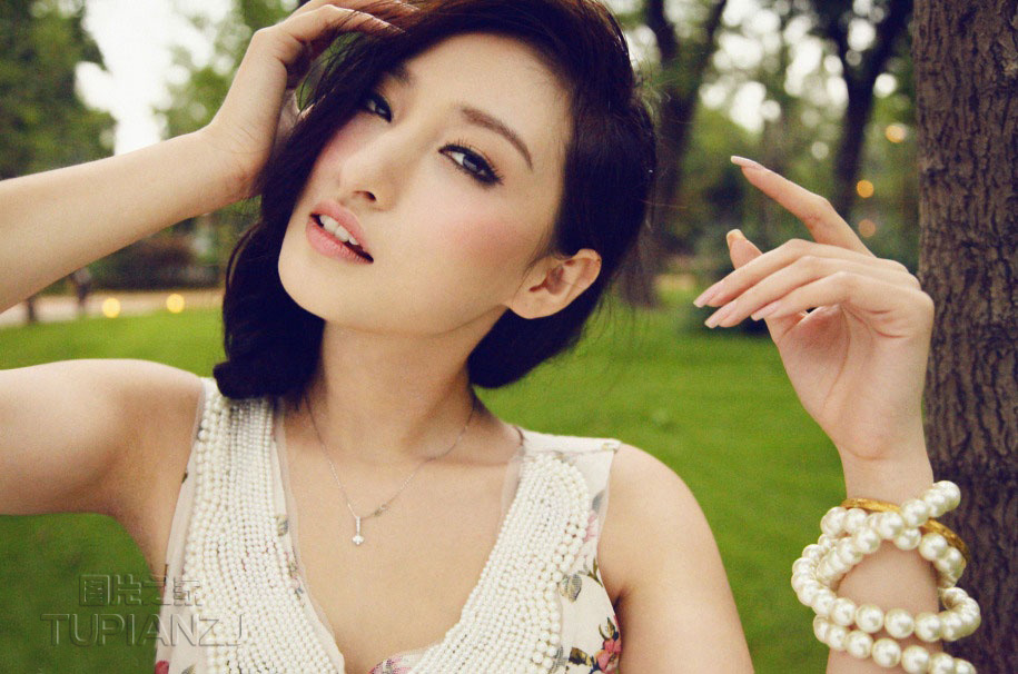 缠绵时发现女友胸口有不明吻痕