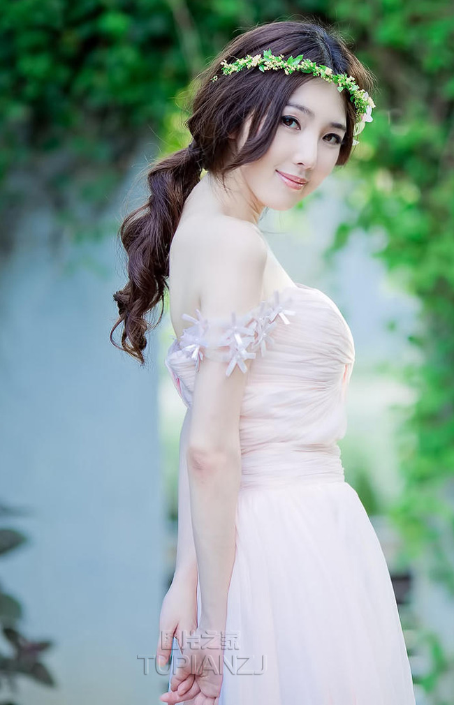 男友让哥们轮流试摸我屁股