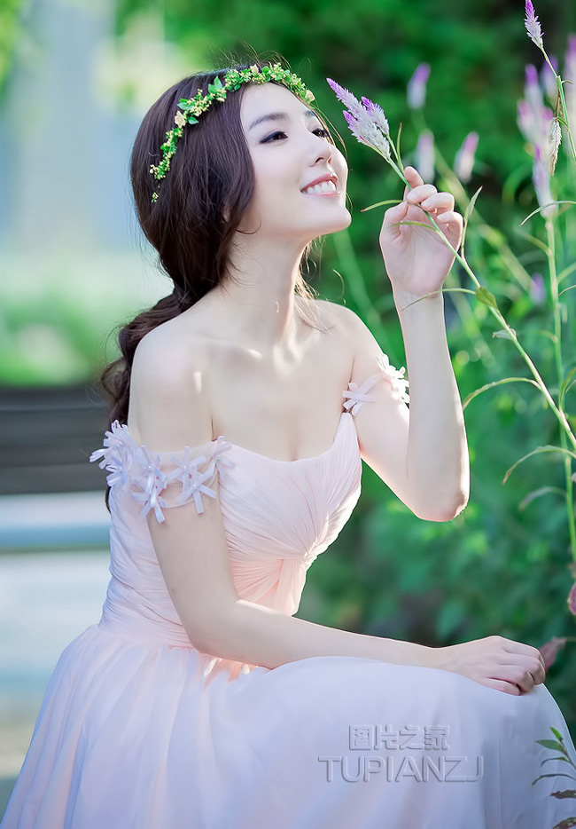 婆婆和老公一起看小三的照片