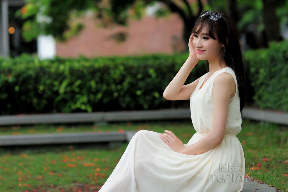 校长玩新婚女教师电脑 发现她工作时看系列小说