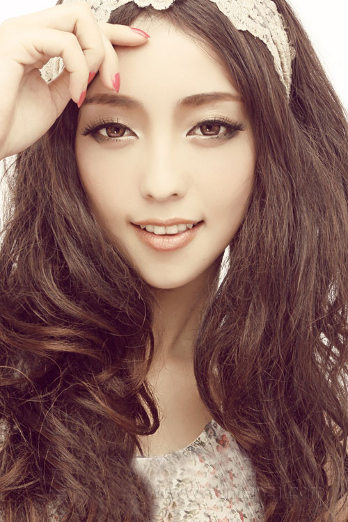 蒙上老婆眼睛给朋友摸