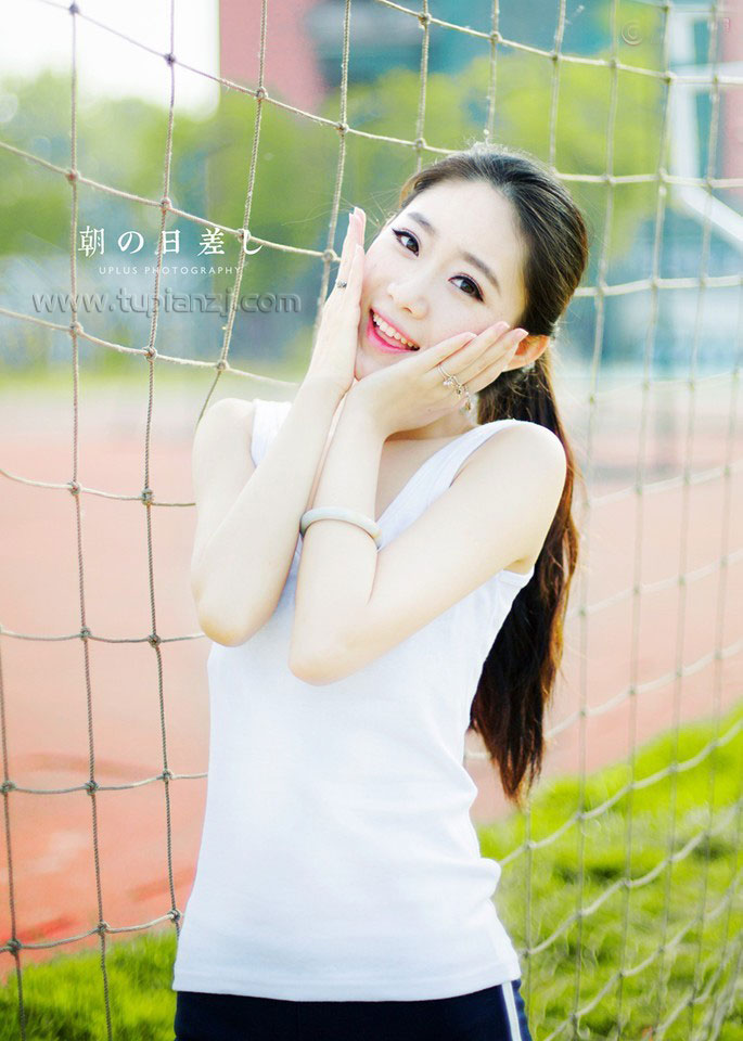 妹妹抚摸我老公胸肌 他两腿发软