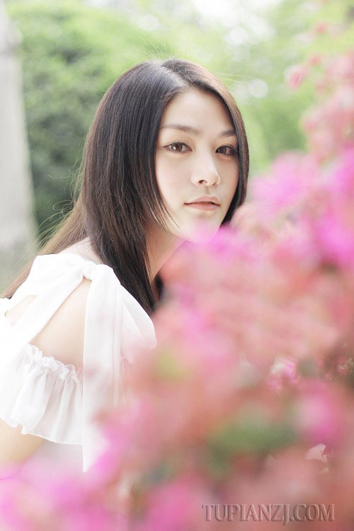 跪下用嘴服侍男主人 一夜缠绵哥哥温柔点 轻一点不要了好痛