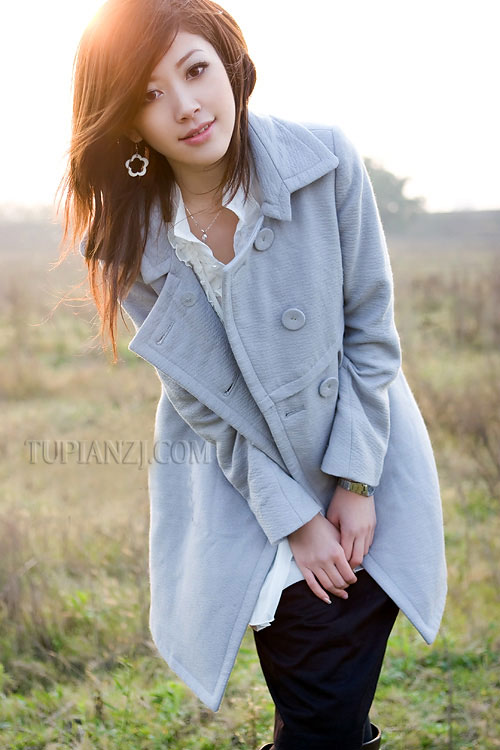 女同事弯腰找东西 露出胸部勾引我