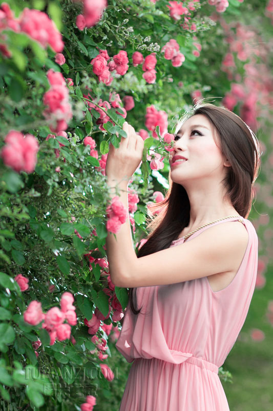 亲眼撞见老婆赤身裸体 在厕所用性玩具自慰