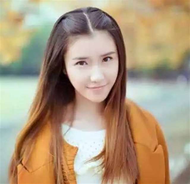 画室的白裙子女孩