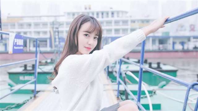 请微笑摇头