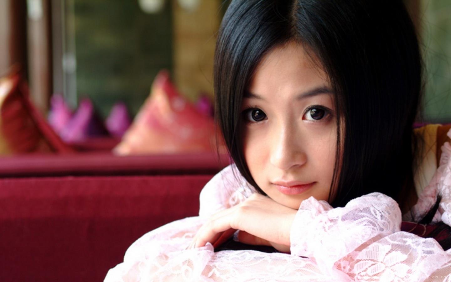 双手绑在床头调教乳尖 恶汉眼里的小桃花若欢