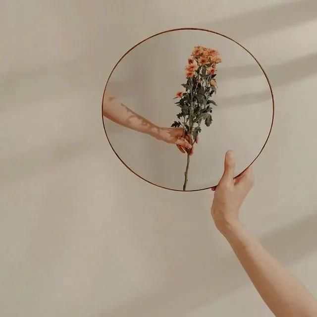 行走在铺满阳光的小径，轻嗅风中花香