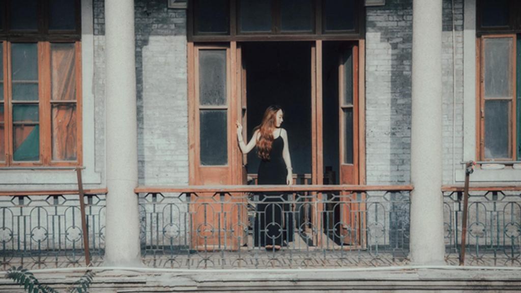 自习室中的人影