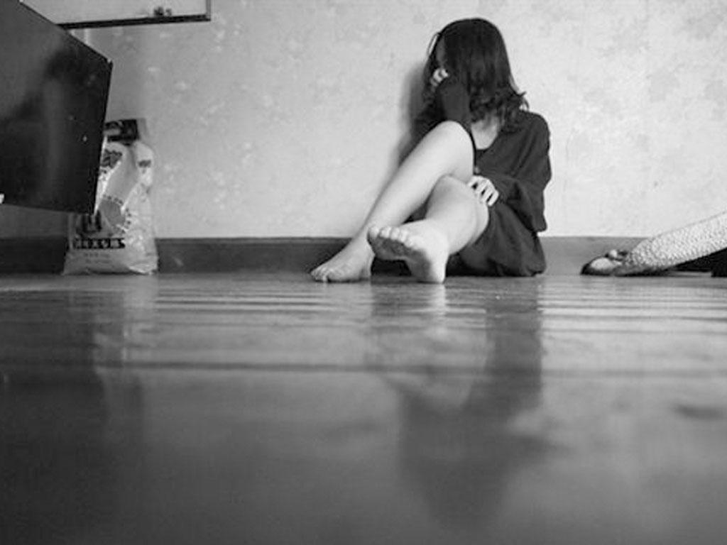 你是午夜误点的乘客,而他偏偏也选了这班车