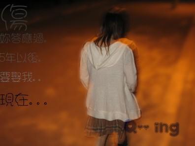 紧握木棒的黑孩子