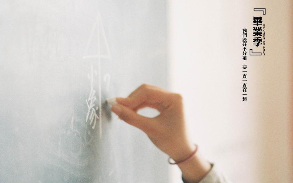 白色T恤的小男孩