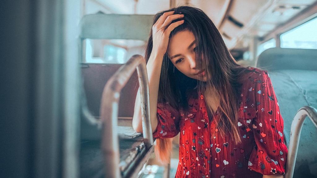 背后有人？