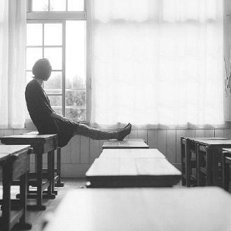 喜欢过谁，拥抱过谁，然后变得无所谓。