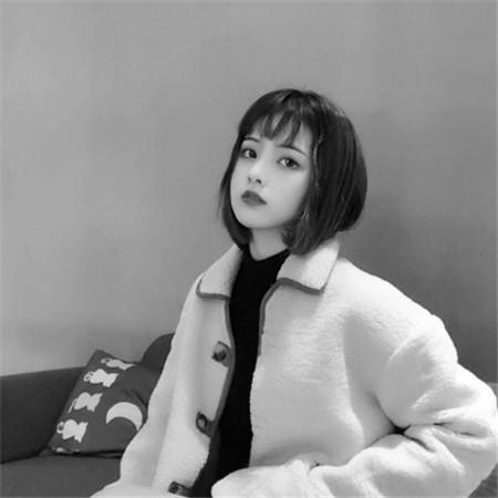 我还是第一次，怕痛的，男人盯着女人