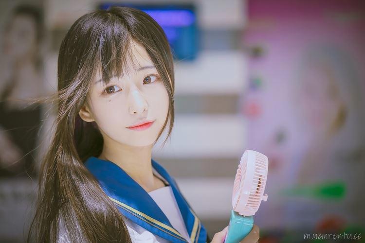 在路边鼓掌的女儿