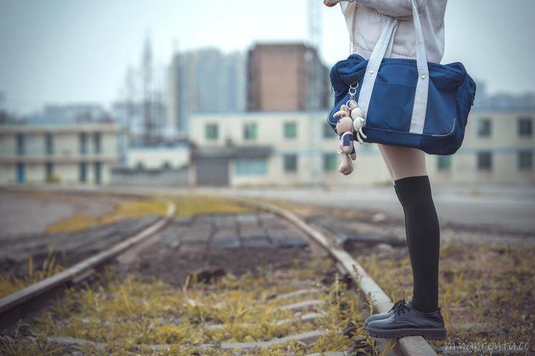 18岁少女的我堕落了还这么要回尊严