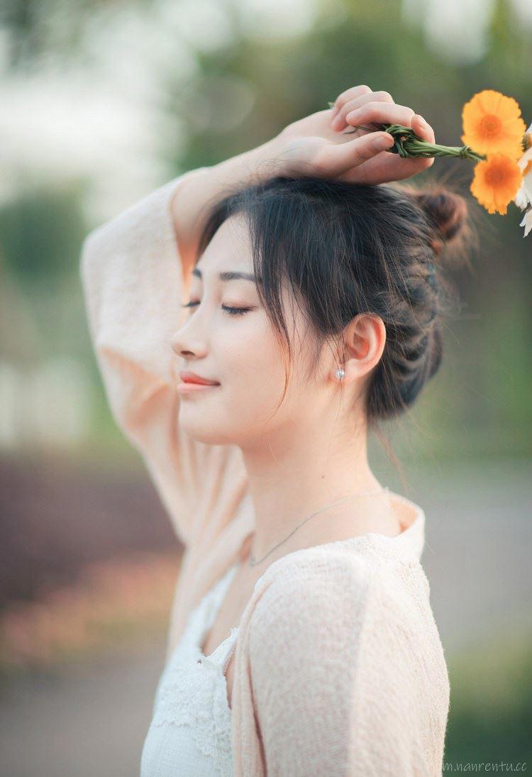 挺进女友闺蜜的身体  同时玩弄几个男人的感觉好爽
