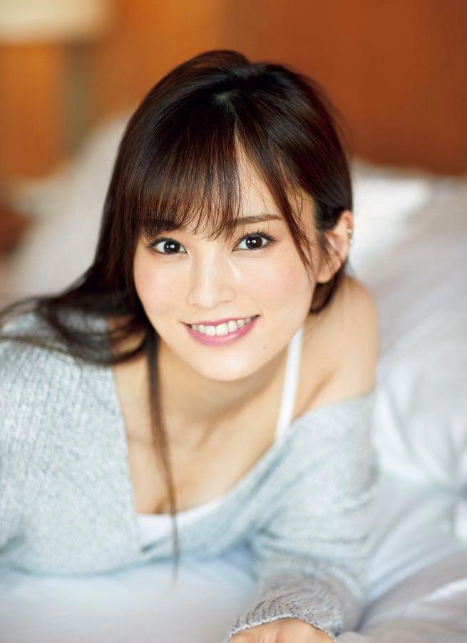 漂亮小姨子被我压在身下