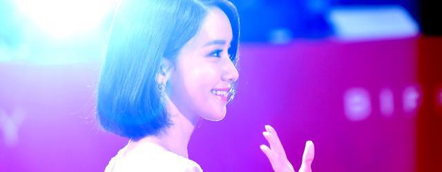 练琴室内的小女孩红通通的脸颊,眯着眼,小口微张还喘气着