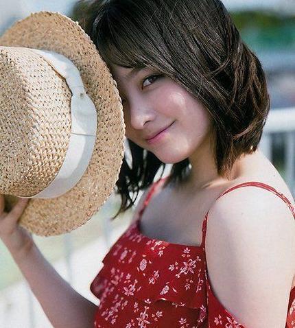 不要人夸好颜色 美女和男人亲嘴