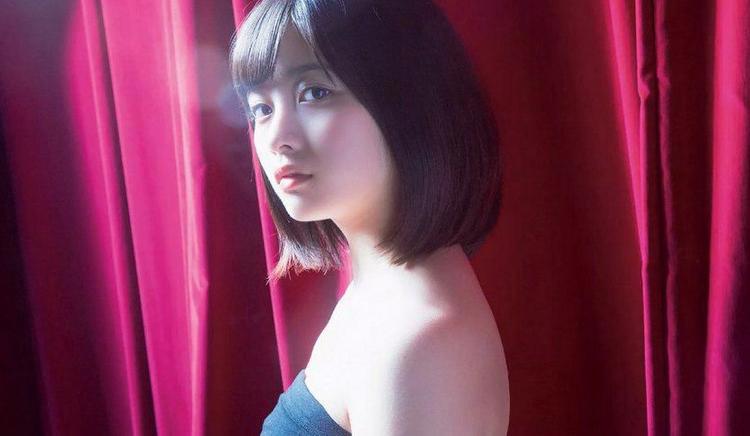 女人下面的＂黑森林＂，手伸进了内裤摸黑森林很舒服