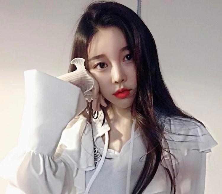 我将失足妇女骗进到小树林里.....