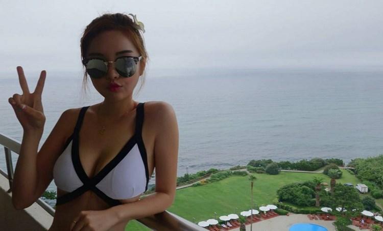 脱掉衣服躺床上 大公狗舔老婆私处