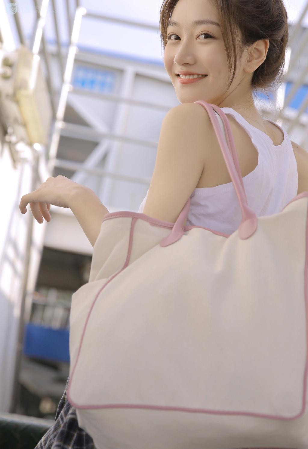 抵不住咪咪的诱惑 用双手使劲揉捏老师的大玉兔