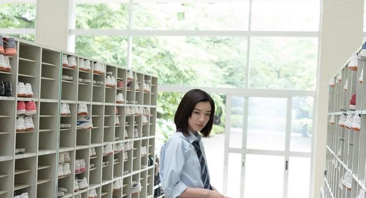 不要人夸好颜色 美女和男人亲嘴