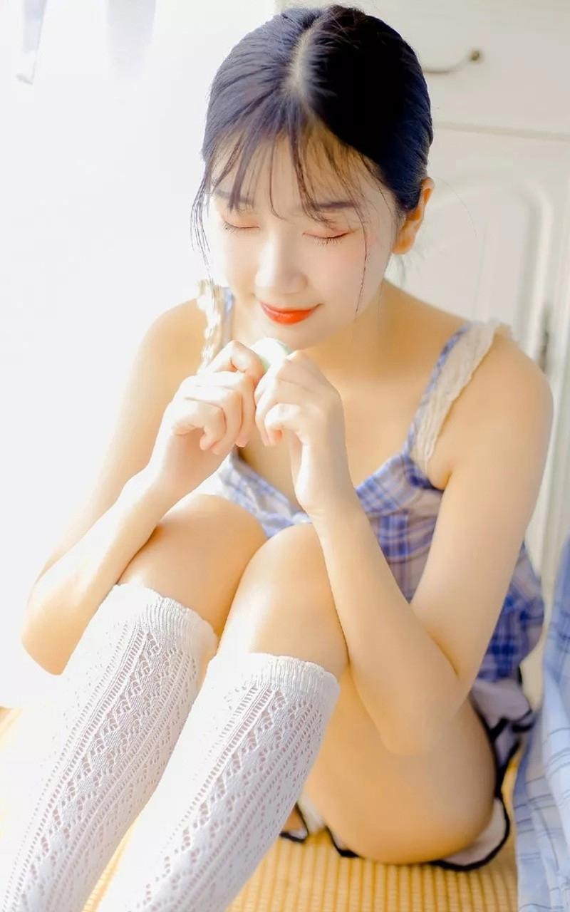 我将失足妇女骗进到小树林里.....