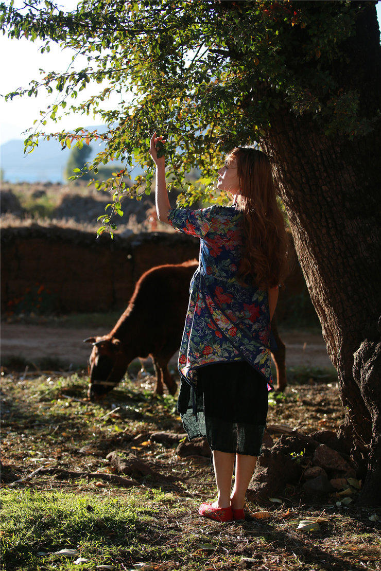 野山沟里的村庄 邻家姐儿岔开腿任由他的铁金刚往里钻