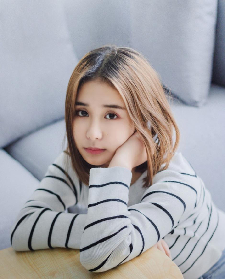 情感妇女受暴口述实录：玻璃窗前的人妻小爱主动扭着腰迎合男人的